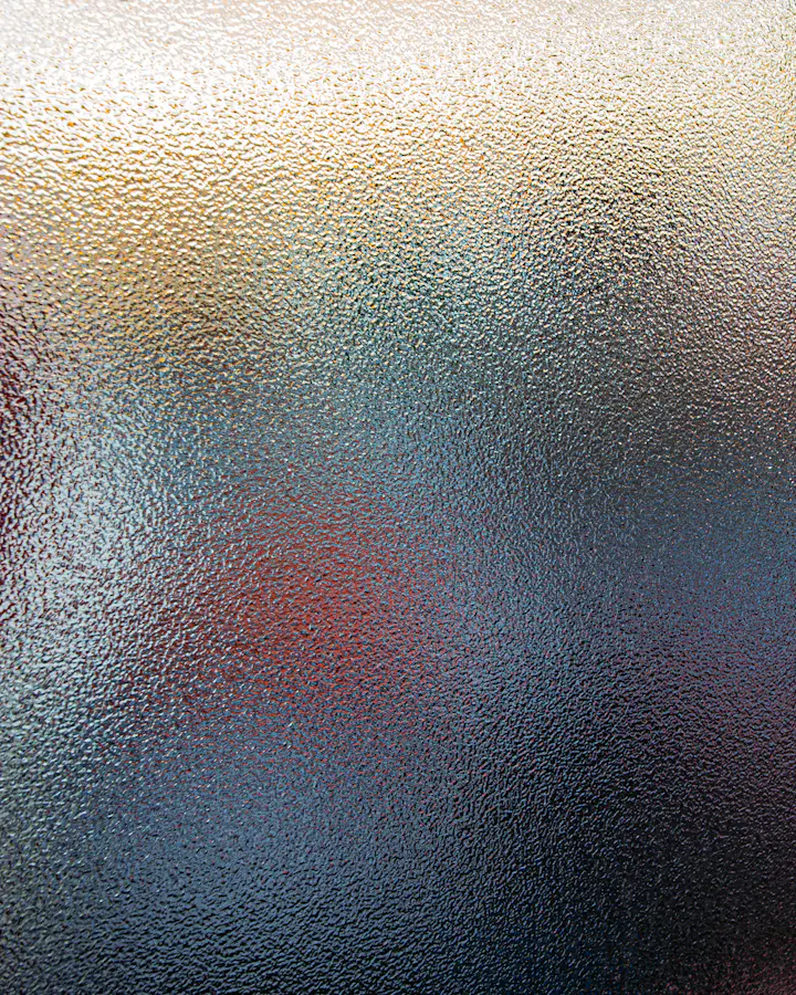 Detalhe de vidro laminado com textura e refração de luz
